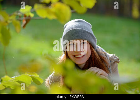 Ritratto di sorridente ragazza adolescente nella foresta autunnale Foto Stock