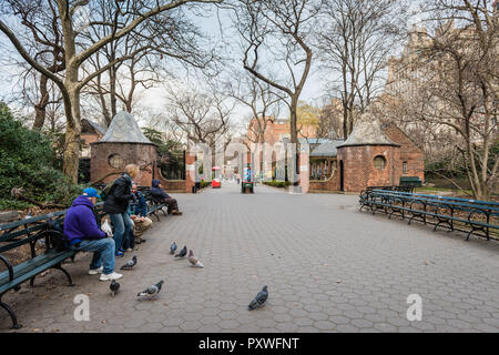 Piccioni e panchine in mattone cancelli di ingresso al Central Park Zoo di New York City. Foto Stock