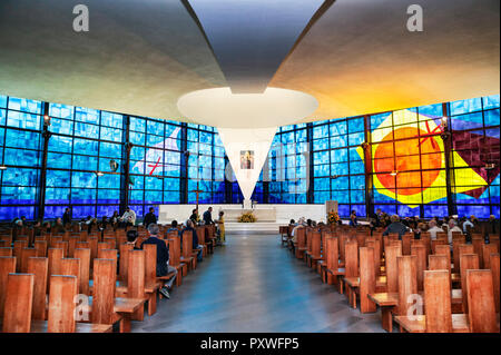 Castel di Lev roma, Italia - 6 ottobre 2018 :interno della nuova chiesa della Madonna del Divino Amore, famosa meta di pellegrinaggio cattolico. Foto Stock