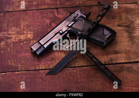 Coltello nero. Pistola nero. La composizione non è una struttura ad albero. Foto Stock
