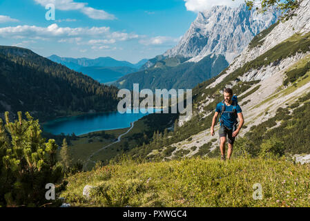 Austria, Tirolo, giovane uomo escursionismo in maountains al Lago Seebensee Foto Stock