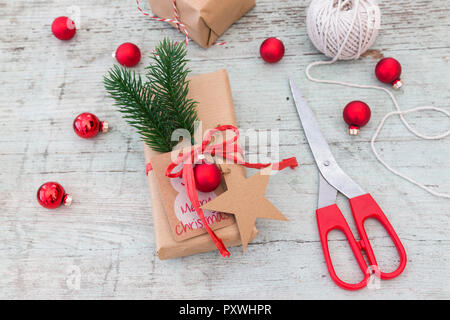 Impacchettare i regali di Natale Foto Stock