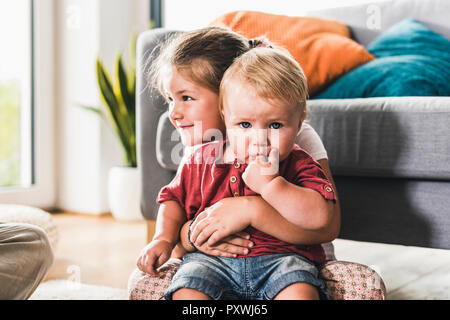 Fratello e Sorella a casa in salotto Foto Stock