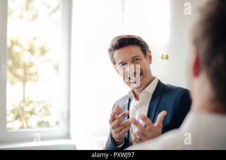 Imprenditore di successo di parlare a un collega Foto Stock