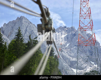 In Germania, in Baviera, Garmisch-Partenkirchen, Zugspitze, installatori lavorando su pali di merci di un ascensore a fune Foto Stock