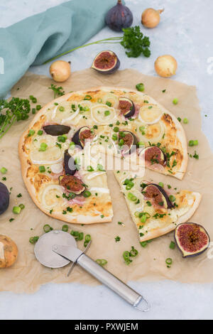 In casa Tarte Flambee con fichi, cipolline e formaggio di capra Foto Stock