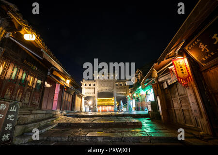 Cina, Qinyang, antica città, City Gate di notte Foto Stock