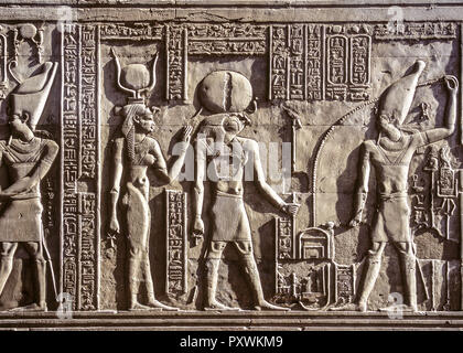 Altaegyptisches Figurenrelief mit Hieroglyphen Foto Stock