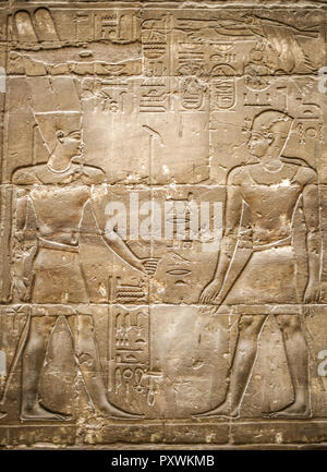 Altaegyptisches Figurenrelief mit Hieroglyphen, Luxor, Aegypten ha Foto Stock