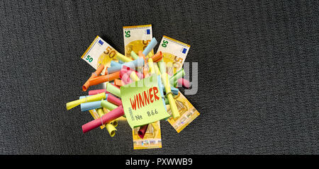 Banconote decorate su un tavolo. Concetto vincita al lotto e buona fortuna. Foto Stock