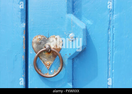 Dettaglio del vecchio blu porta con cuore formato placca per uso come una scheda di san valentino o un modello con lo spazio di copia Foto Stock