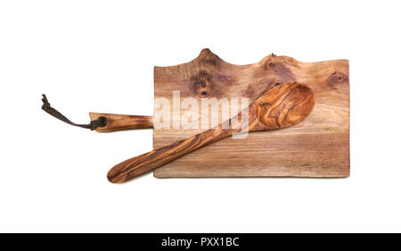 Il taglio della vecchia scheda di legno con un cucchiaio di legno. Foto Stock