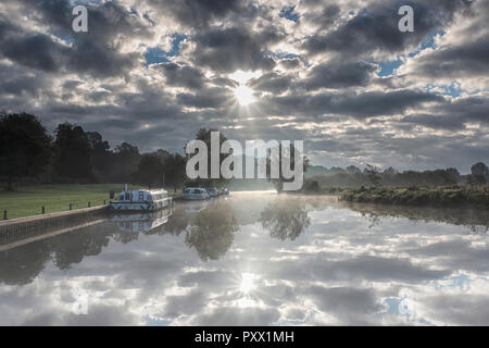 Alba sul greto del fiume a Coltishall, Norfolk Foto Stock