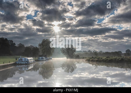 Alba sul greto del fiume a Coltishall, Norfolk Foto Stock