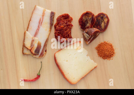 Varietà di prodotti contenenti peperoncino prodotto in Calabria, Italia meridionale, su uno sfondo di legno. Foto Stock