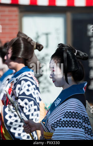 Giovane donna in abito tradizionale di Kawagoe Hikawa Festival, Kawagoe, Giappone Foto Stock