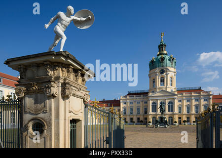 Berlino. Germania. Ingresso principale dello Schloss Charlottenburg (Palazzo di Charlottenburg). Foto Stock