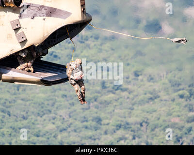 Soldato salta fuori di un Chinook a Leapfest 2018, un international static line parachute evento di formazione e la concorrenza. Foto Stock