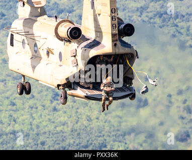 Soldato salta fuori di un Chinook a Leapfest 2018, un international static line parachute evento di formazione e la concorrenza. Foto Stock