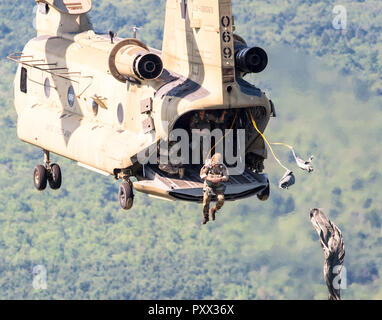 Soldato salta fuori di un Chinook a Leapfest 2018, un international static line parachute evento di formazione e la concorrenza. Foto Stock