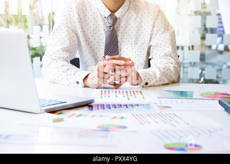 Imprenditore di avvio il lavoro con i documenti aziendali su office tabella con grafico schema finanziario. Idea di business concetto. Foto Stock