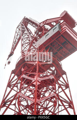 Il restaurato red Carola gru (Grua Carola) nel porto di Bilbao, nei Paesi Baschi in Spagna durante un nuvoloso giorno di pioggia. Foto Stock