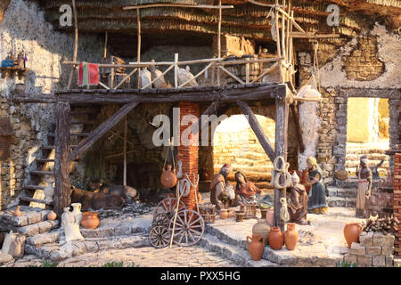 La scena della natività in riva Mercato (Mercado de la Ribera) a Bilbao, Paesi Baschi, che rappresenta un vecchio vasi in terracotta bottega artigiana Foto Stock