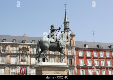 La statua in bronzo di Filippo III a cavallo del Giambologna e Pietro Tacca nella piazza principale (Plaza Mayor di Madrid, Spagna Foto Stock