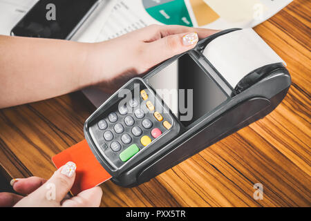 Immagine a colori di un POS e carte di credito. buona foto Foto Stock