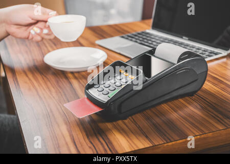 Immagine a colori di un POS e carte di credito. buona foto Foto Stock