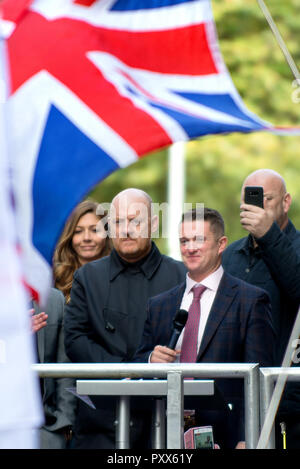 Tommy Robinson (estrema destra militante - vero nome Stephen Yaxley-Lennon) parla di una folla di persone al di fuori del Vecchio Bailey, Londra, dopo essere stato rilasciato su cauzione w Foto Stock