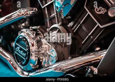 Il design del motore dettagli, radiatore dal moto personalizzate in Italia, Roma. Parti nere, chrome tubazioni Foto Stock