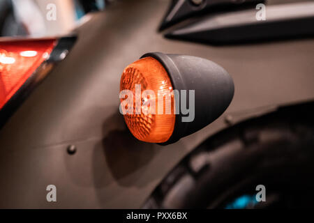 Il design del motore dettagli, radiatore dal moto personalizzate in Italia, Roma. Parti nere, chrome tubazioni. Foto Stock