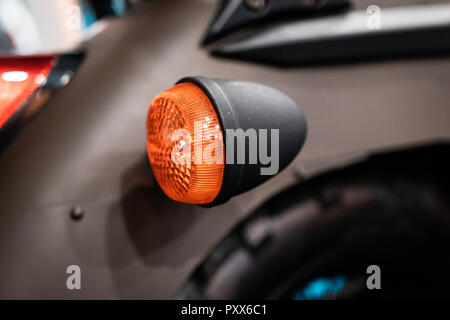 Il design del motore dettagli, radiatore dal moto personalizzate in Italia, Roma. Parti nere, chrome tubazioni. Foto Stock