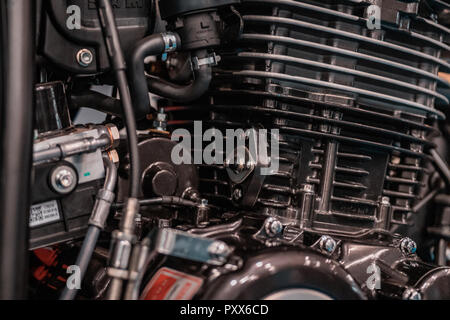 Il design del motore dettagli, radiatore dal moto personalizzate in Italia, Roma. Parti nere, chrome tubazioni. Foto Stock