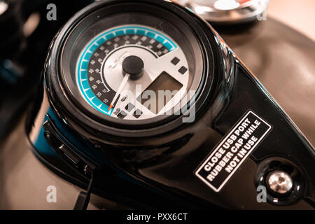 Il design del motore dettagli, radiatore dal moto personalizzate in Italia, Roma. Parti nere, chrome tubazioni. Foto Stock