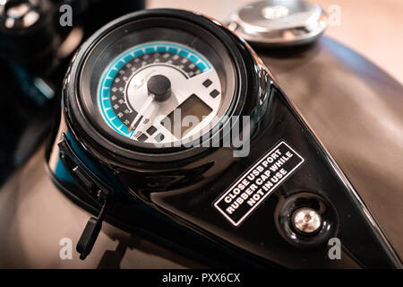 Il design del motore dettagli, radiatore dal moto personalizzate in Italia, Roma. Parti nere, chrome tubazioni. Foto Stock