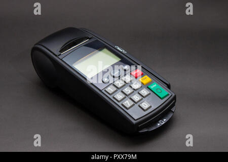 Lo sfioramento a mano carta di credito nel negozio. Mani femminili con carta di credito e bonifico terminale. Immagine a colori di un POS e carte di credito. Foto Stock