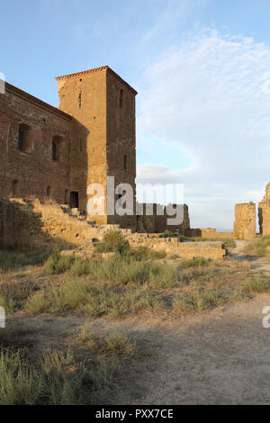 Il principale tenere la torre e la piazza interna del abbandonato Montearagon castello nella regione di Aragona, Spagna, con un profondo cielo blu durante un giorno di estate Foto Stock