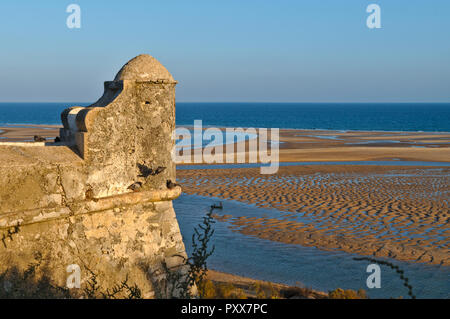 Fortezza vecchia torre di guardia in Cacela Velha, Algarve, Portogallo. Foto Stock