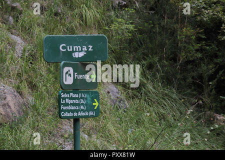 Segnaletica verde mostra Cumaz, Selva Plana, La Ripareta, Fuenblanca, Collado de Añisclo, nel cañon de Añisclo canyon nei Pirenei, Spagna Foto Stock