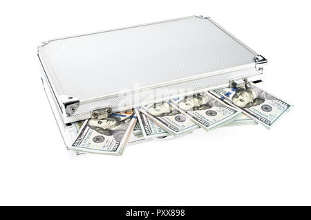 Valigia di denaro con centinaia di dollari di su sfondo bianco Foto Stock