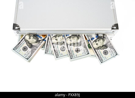 Valigia di denaro con centinaia di dollari di su sfondo bianco Foto Stock