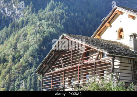 Un tipico di lingua tedesca Walser lodge, in pietra con scheda protetto balconi in legno in estate in Val d'Otro valley, alpi, Italia Foto Stock