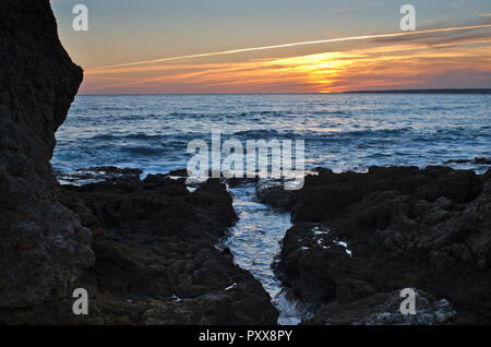 Tramonto in Gale Albufeira,. Costa di Algarve, PORTOGALLO Foto Stock