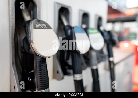 Pompa benzina ugelli di riempimento. Il carburante a gas station close up Foto Stock