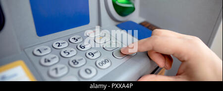 L'uomo inserimento del codice su ATM. Chiusura del tastierino. Prelevare denaro dal bancomat Foto Stock