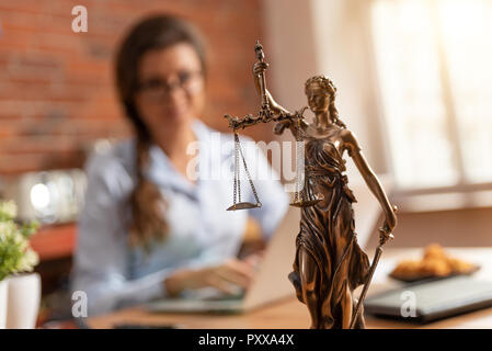 Il concetto di legge con Themis e avvocato femmina in background. Il concetto di giustizia in office Foto Stock