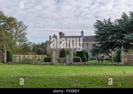 La parte posteriore del Canons Ashby House come visto da un vicino campo; Northamptonshire, Regno Unito Foto Stock