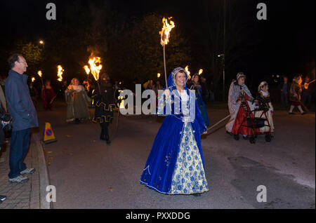 La donna a capo di un gruppo di persone che camminano in una processione al ragazzo annuale falsi / notte dei falò sfilata in Littlehampton, West Sussex, Regno Unito. Foto Stock